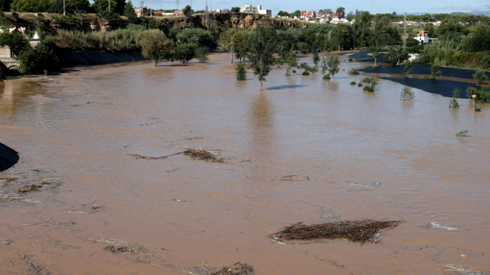 Buscan a un hombre de 35 años desparecido mientras se bañaba en el río Turia en Valencia