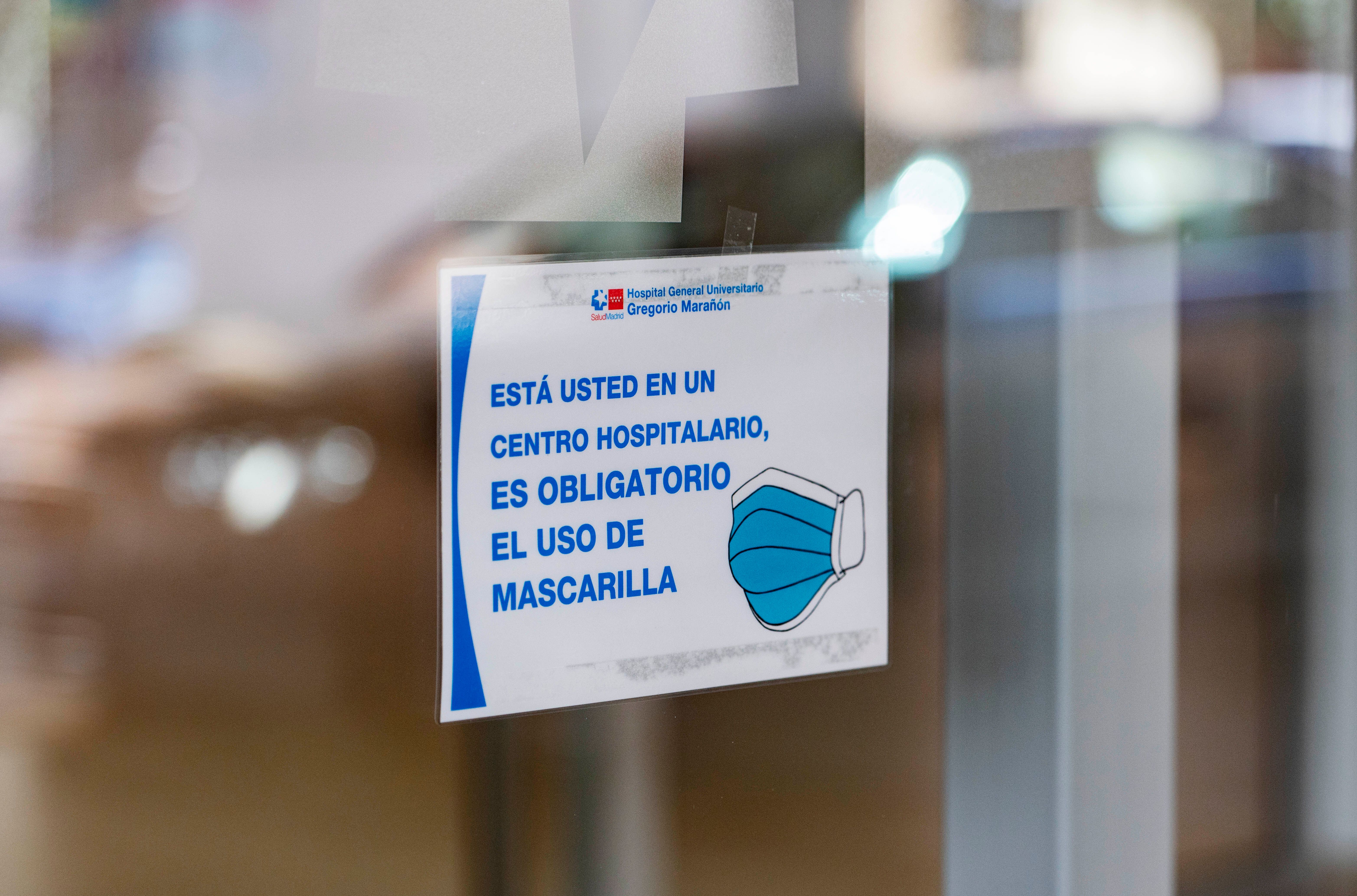 Cartel que obliga a usar la mascarilla en un centro sanitario madrileño