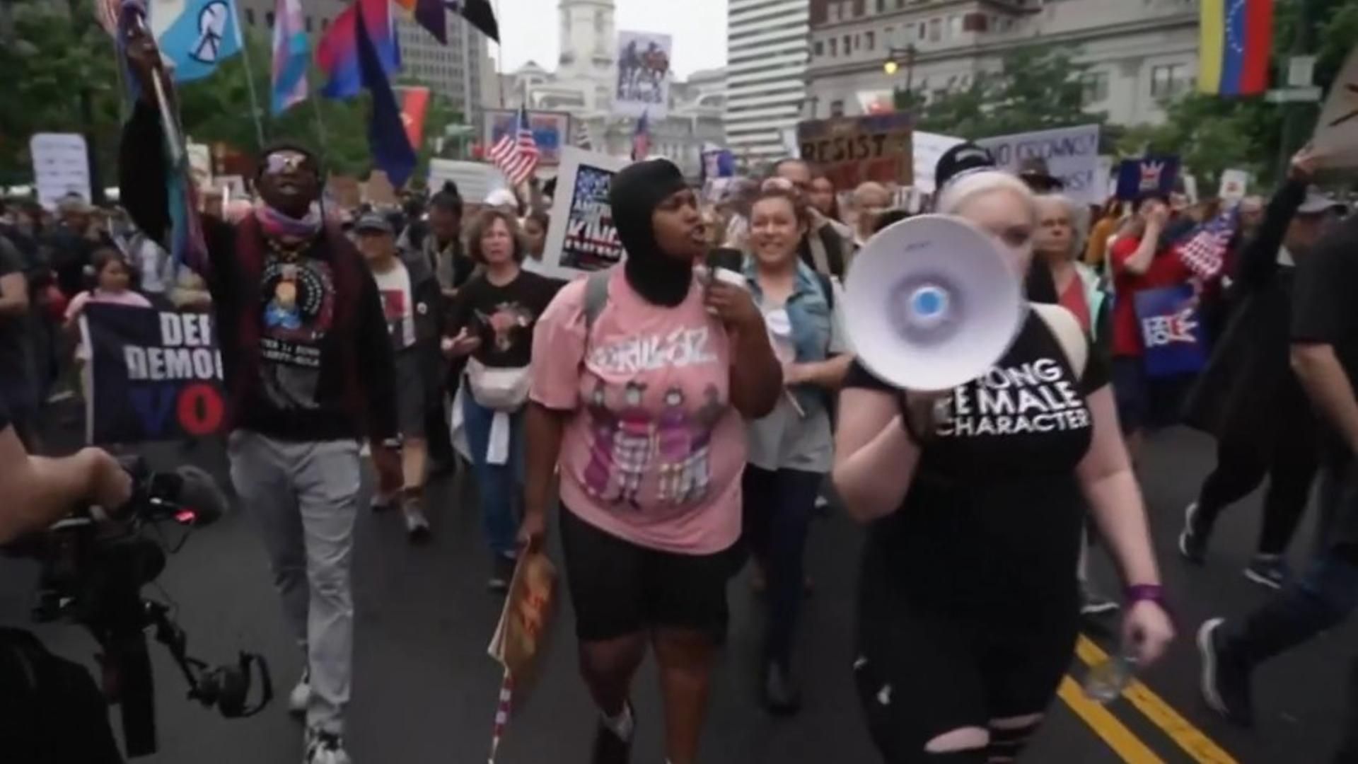'Día Sin Reyes' en EEUU: Protestas por el desfile militar de Trump, que celebra su 79 cumpleaños