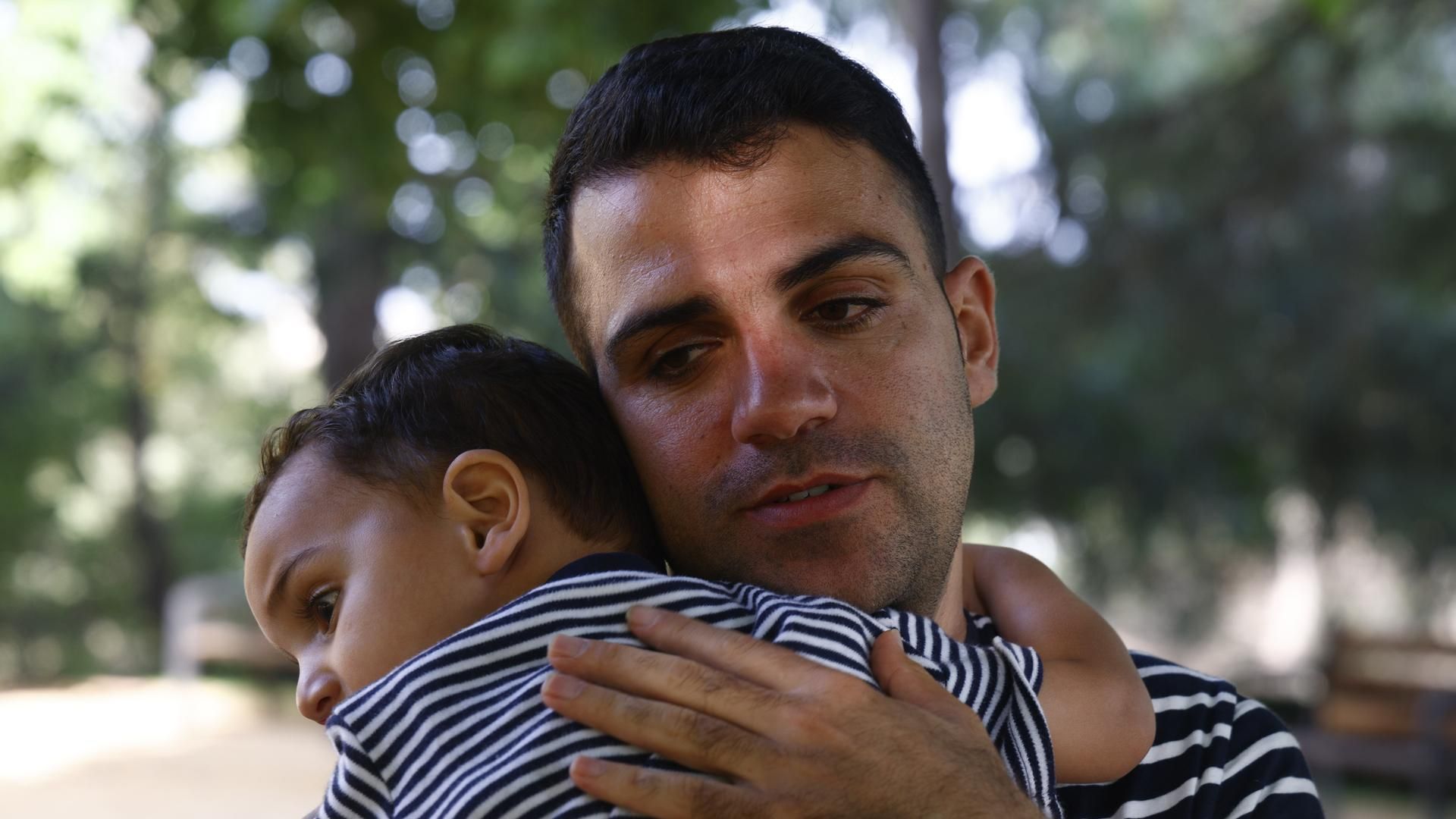 El gazatí Mahmoud Khdair juega con su hijo Hasan, con cáncer y nacido poco antes del fatídico 7 de octubre de 2023