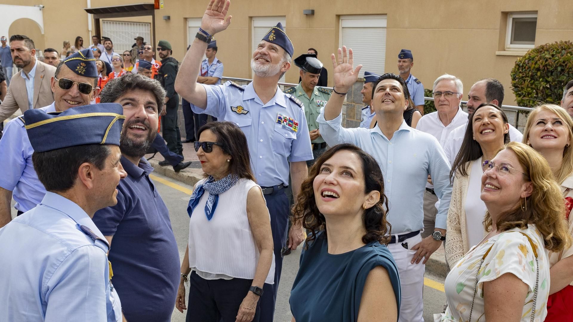 El rey Felipe VI junto a la ministra de defensa, Margarita Robles, el presidente de la Comunidad de Murcia, Fernando López Miras, y la presidenta de la Comunidad de Madrid, Isabel Díaz Ayuso, asiste al festival aéreo ‘Aire 2025’