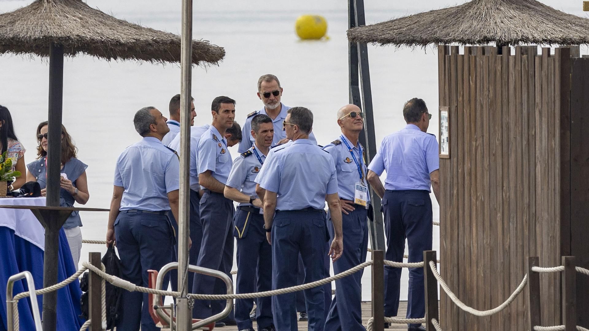 El rey Felipe VI, junto a militares del ejército del aire, asiste al festival aéreo ‘Aire 2025’