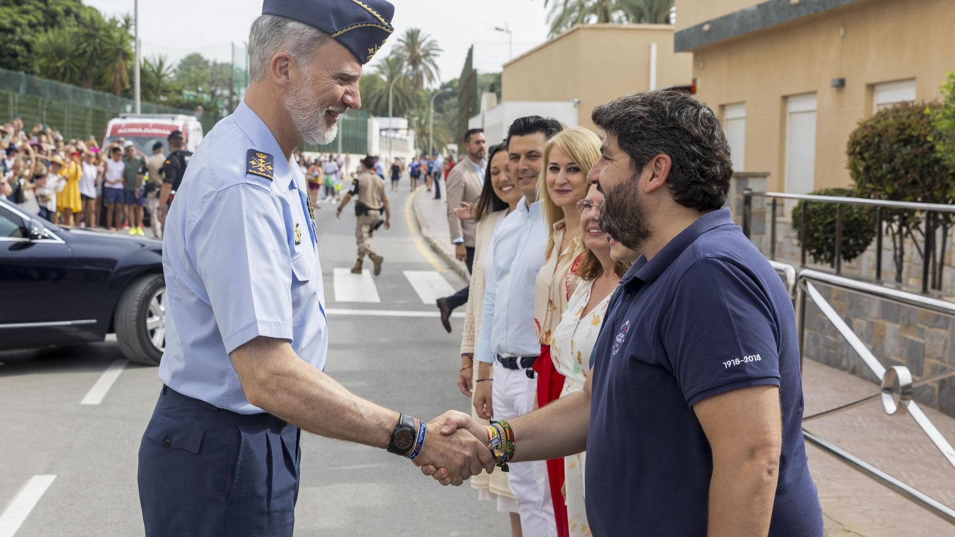 El rey Felipe VI saluda al presidente de la Comunidad de Murcia, Fernando López Miras