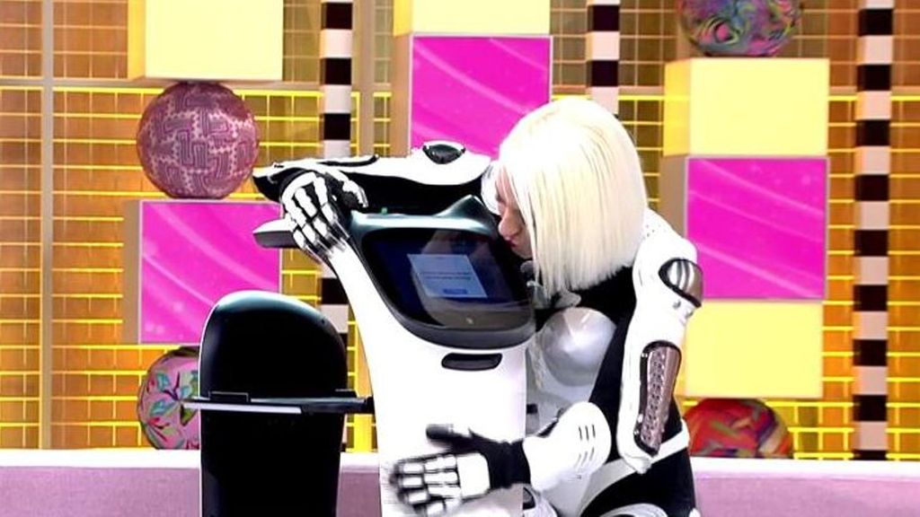 La mujer robot que impactó a Emma García presenta a su novio, con el que se conecta por USB: "Es muy mono" Fiesta 2025 Top Vídeos 684