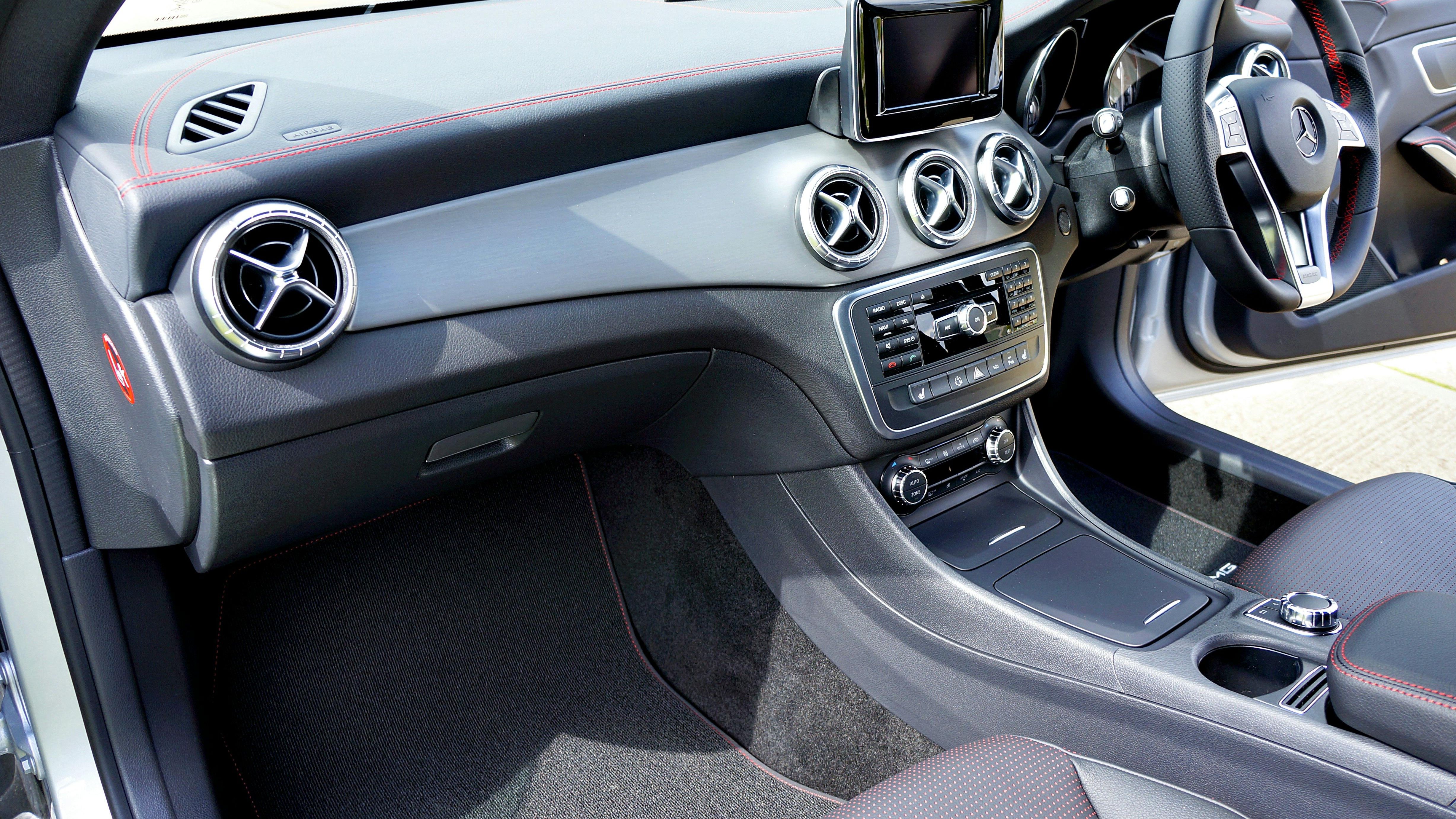Es ideal para limpiar el interior del coche. FUENTE: Pexels