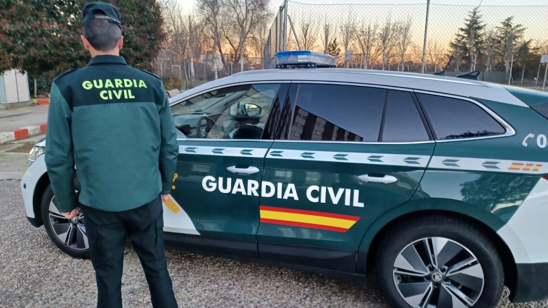 Imagen de archivo de un agente y un vehículo de la Guardia Civil