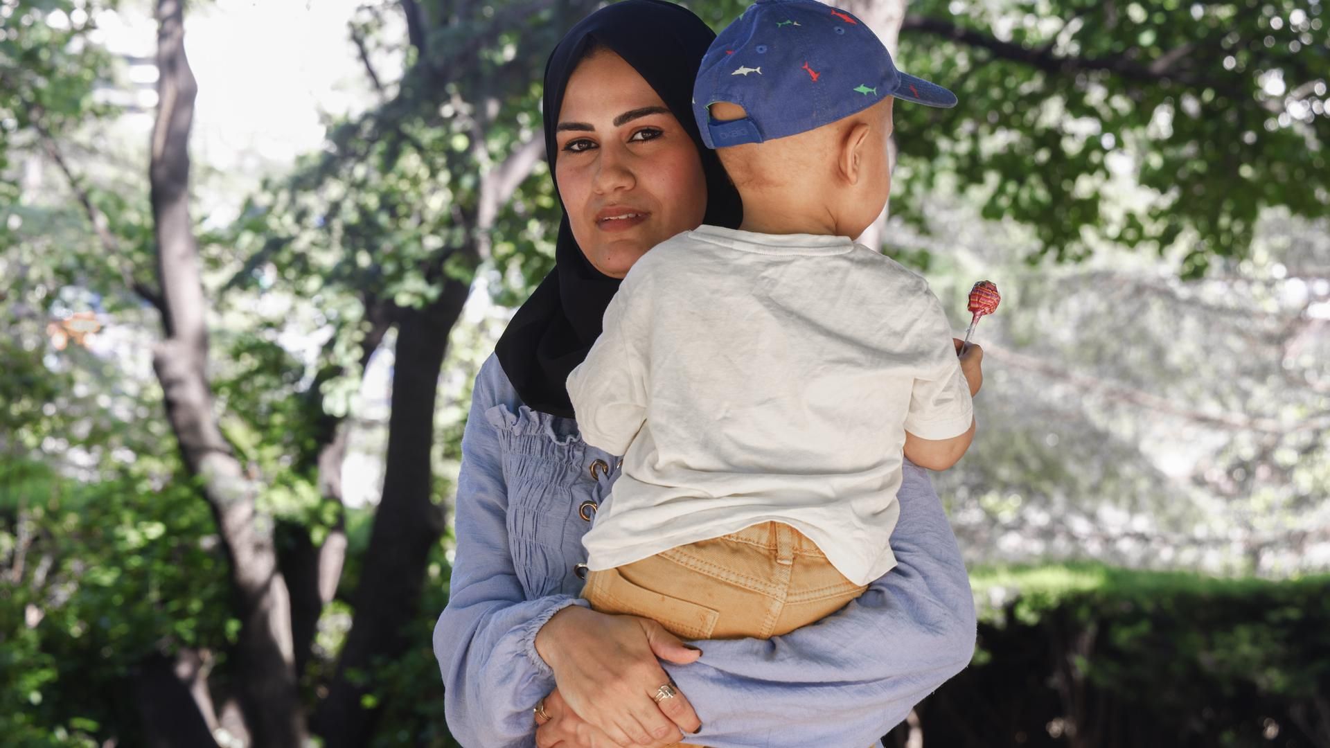 La gazatí Maha Altaer junto a su hijo Gassan, con cáncer y nacido poco antes del fatídico 7 de octubre de 2023,