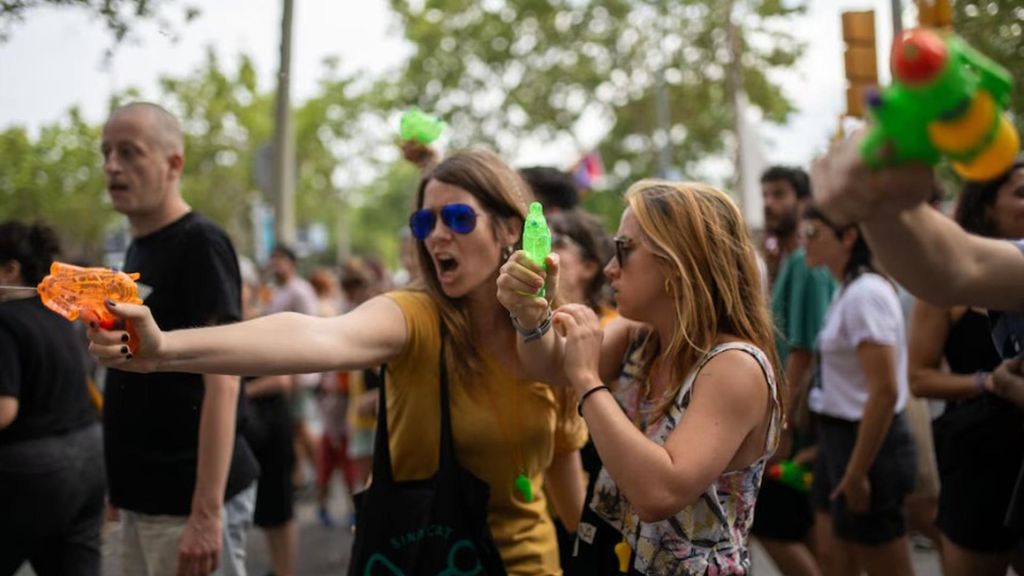 Las pistolas de agua toman las calles de Europa para protestar contra la masificación turística