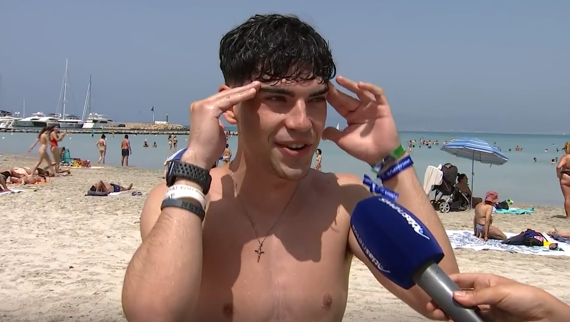 Miles de estudiantes, entre alegrías y enfados, reciben las notas de la PAU en la playa: "Justo nos las dan el día que venimos"