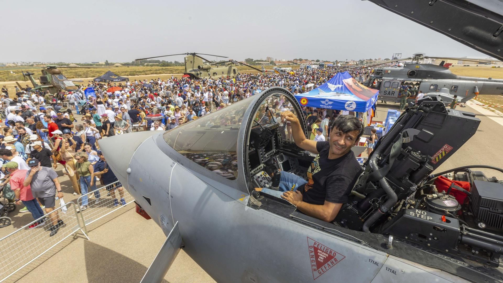 Miles de personas asisten al Festival Aéreo 'Aire 25' por el 40 aniversario de la Patrulla Águila en la Base Aérea de San Javier, Murcia