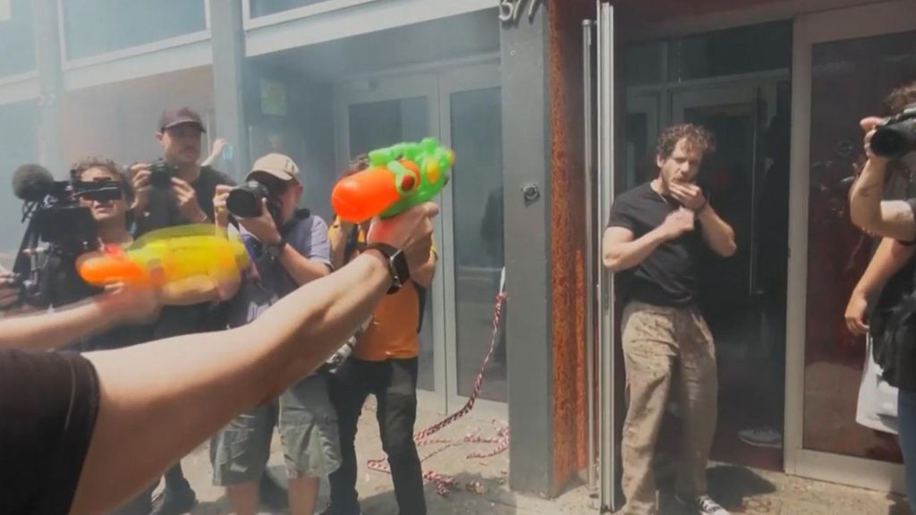 Tensión entre un hostelero y los activistas que protestaban contra el turismo en Barcelona