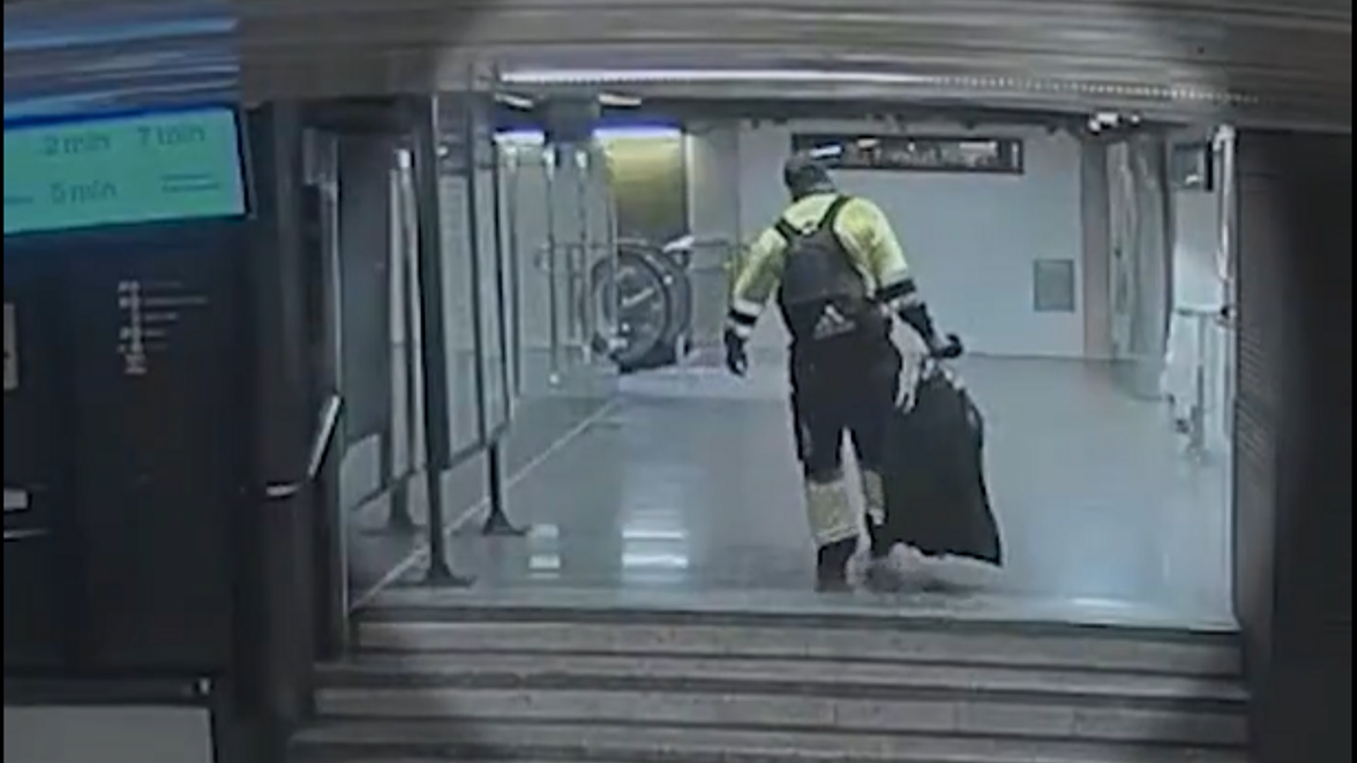 Trabajador de la limpieza en el Metro de Barcelona, con una bolsa negra