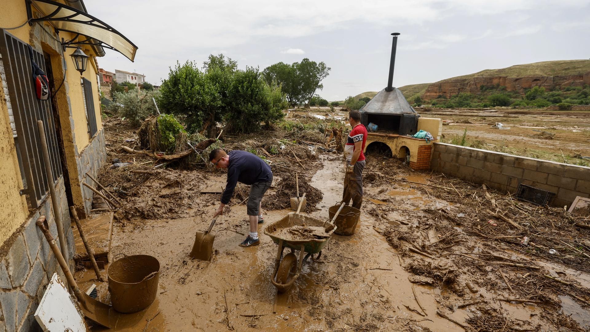 Vecinos achican barro y retiran mobiliario dañado en Azuara (Zaragoza)