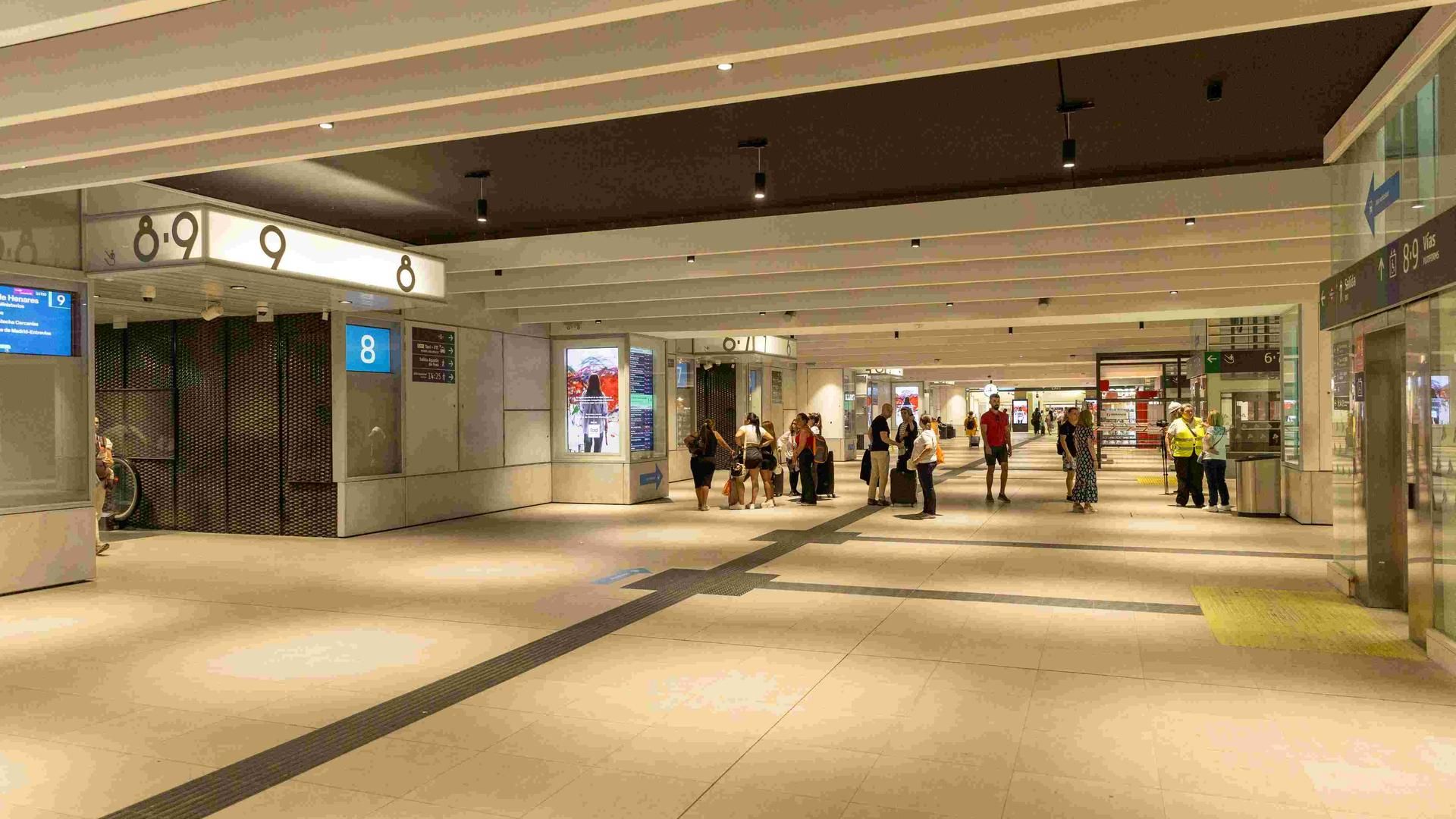 Vestíbulo central subterráneo en la estación de Chamartín en Madrid