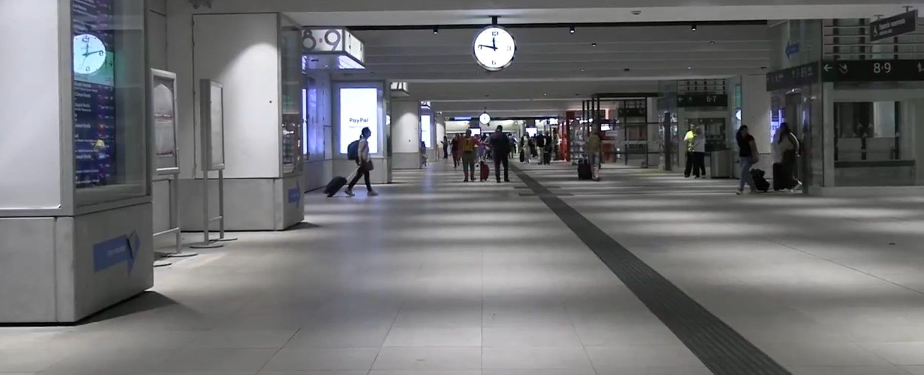 Vestíbulo central subterráneo en la estación de Chamartín en Madrid