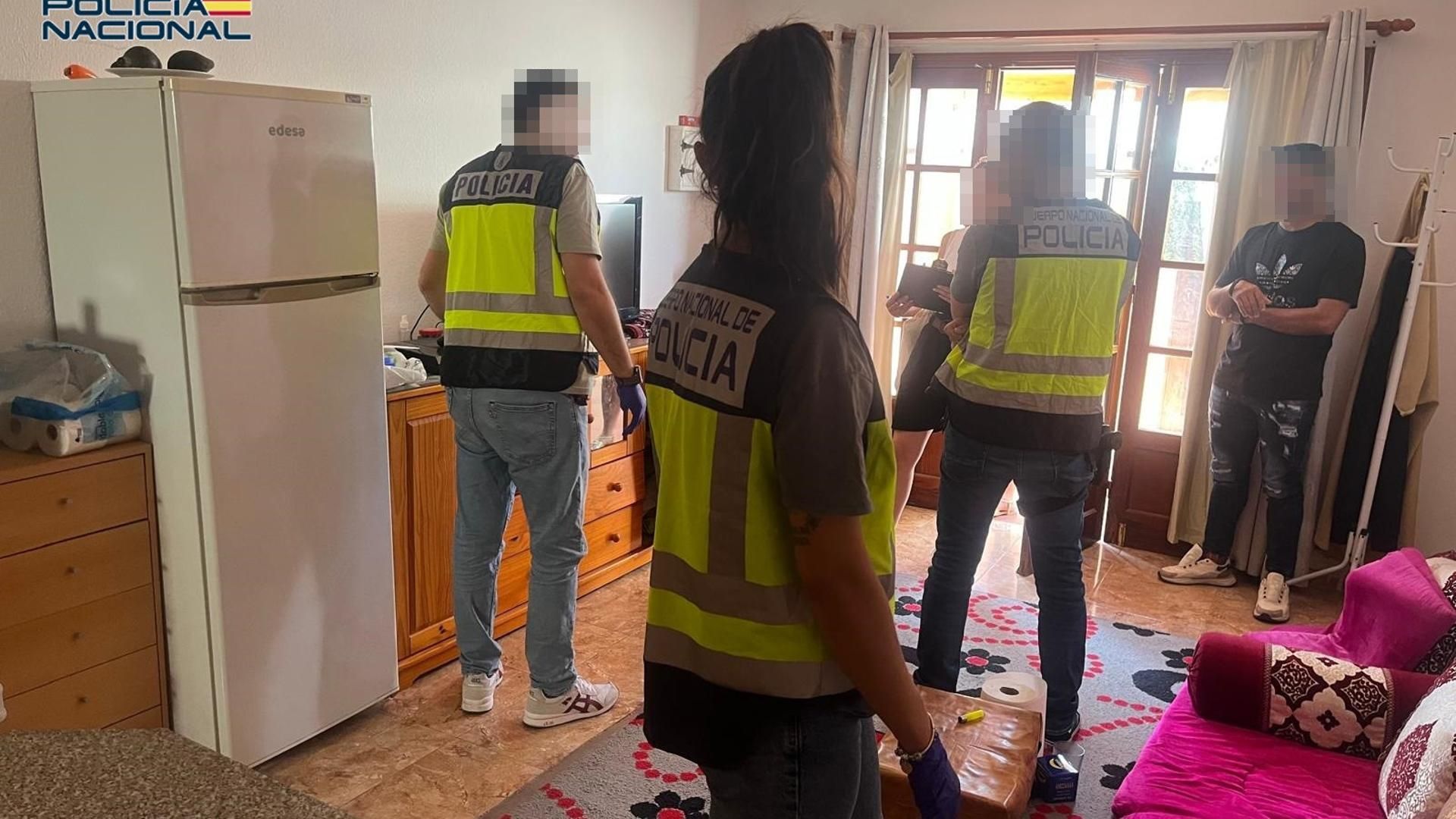 Agentes de la Policía Nacional registran una vivienda en Antigua (Fuerteventura)