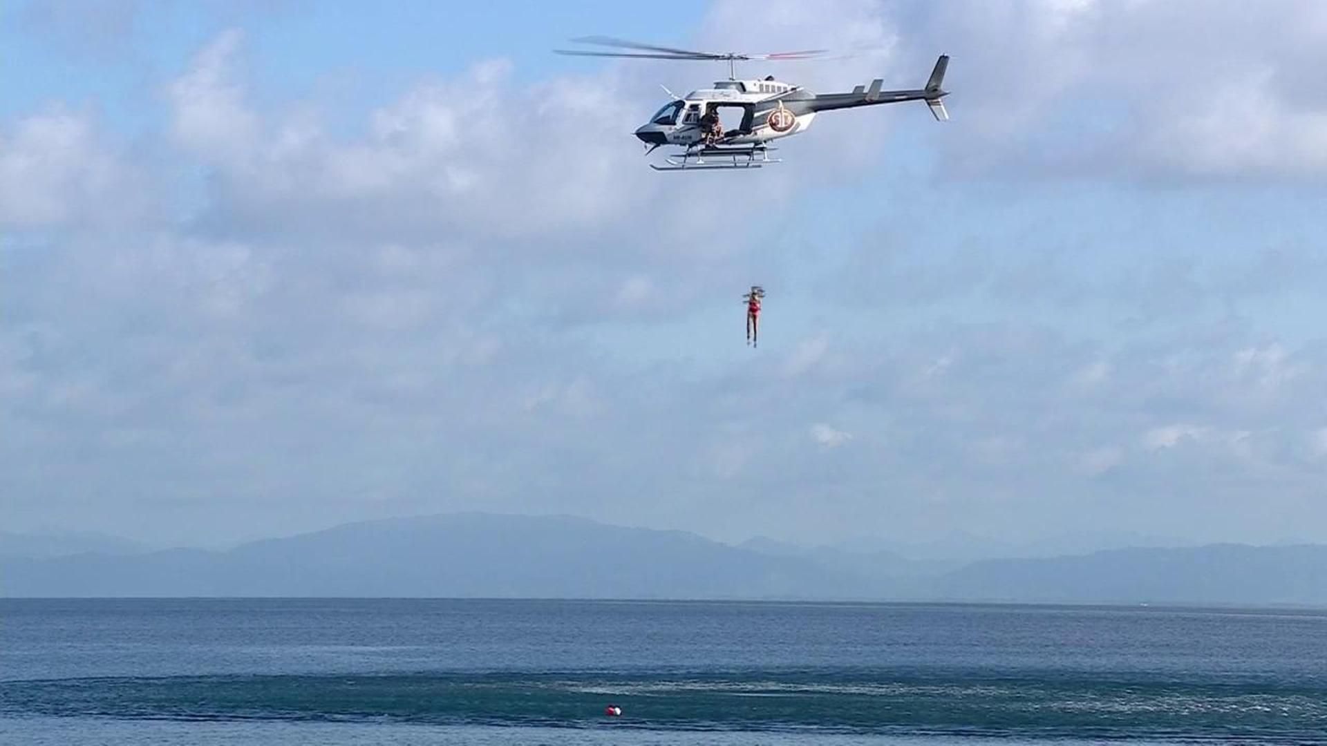 Anita, saltando desde el helicóptero.