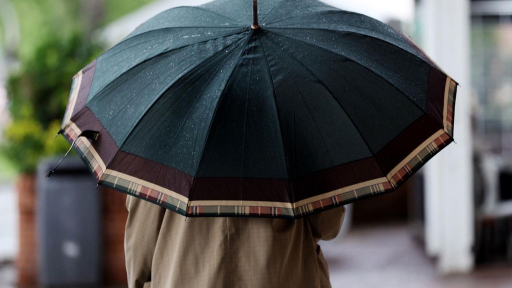Archivo - Una persona camina con paraguas el día en que han puesto en aviso amarillo a la Comunidad de Madrid por tormentas y lluvias, a 2 de mayo de 2022, en Madrid (España).