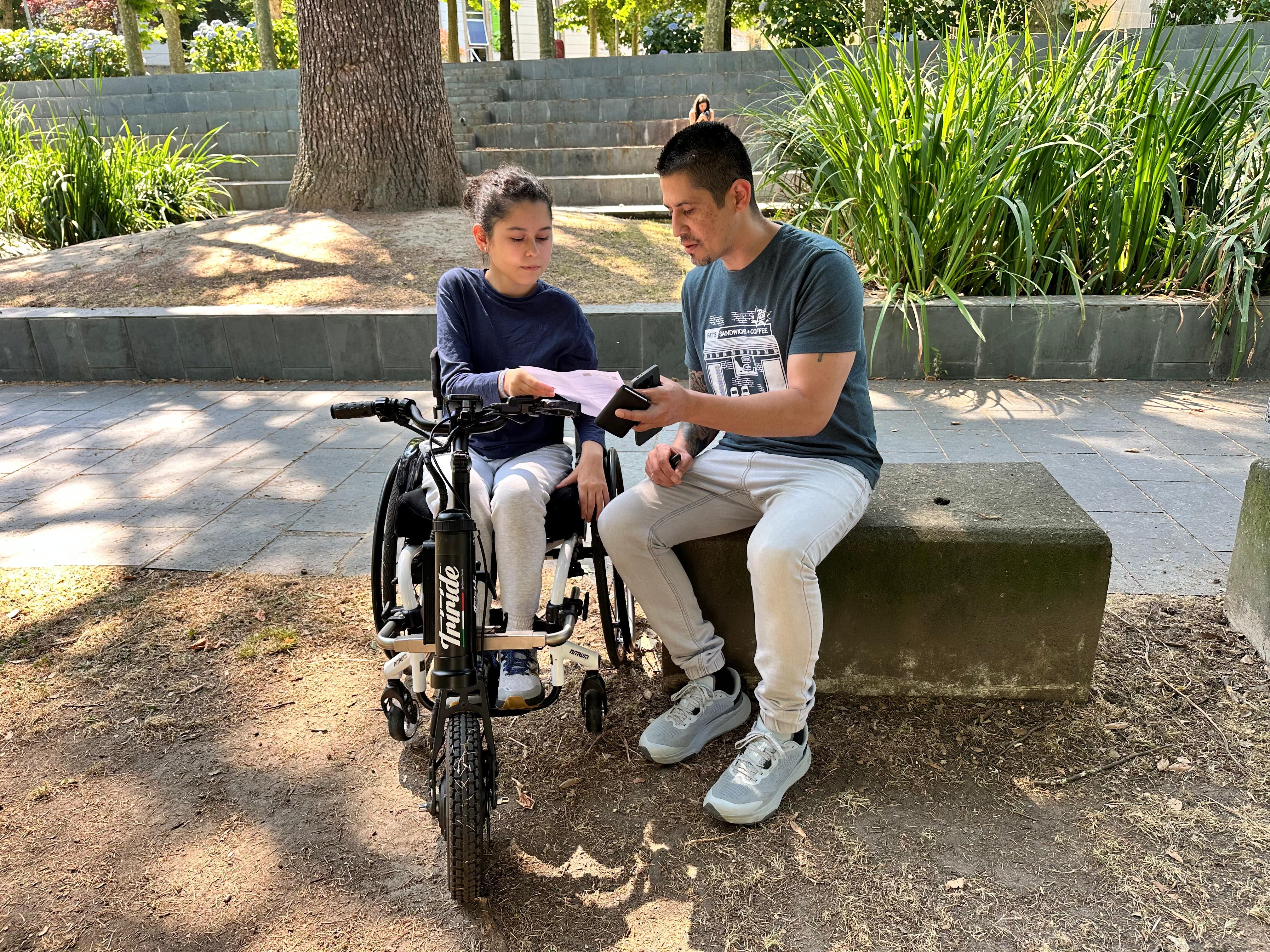 Audrey y José Noguera a la entrada del instituto