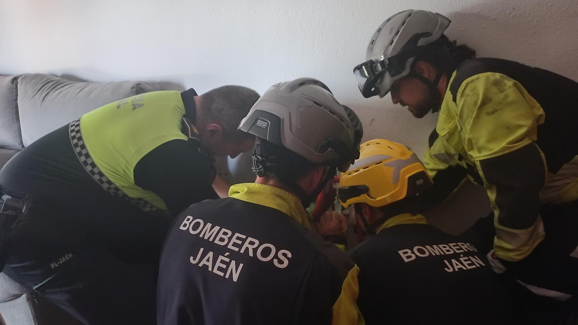 Bomberos y Policía rescatan en Jaén a una niña