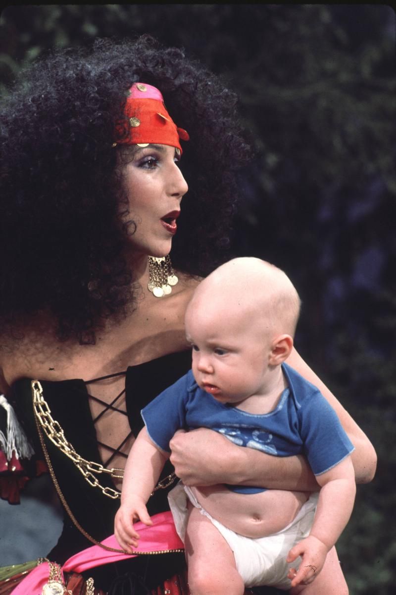 Cher, y su hijo pequeño, Elijah Blue Allman, en 1976