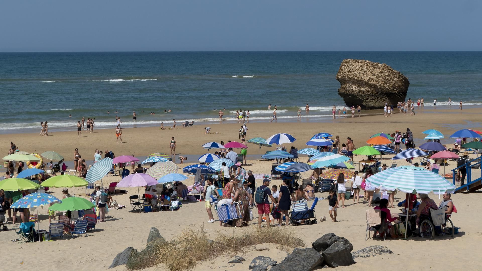 Decenas de personas disfrutan en la playa de Matalascañas, Huelva