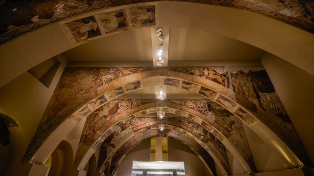 Detalle de las pinturas murales del Monasterio de Sijena expuestas en el Museu Nacional d’Art de Catalunya (MNAC), a 29 de mayo de 2025, en Barcelona