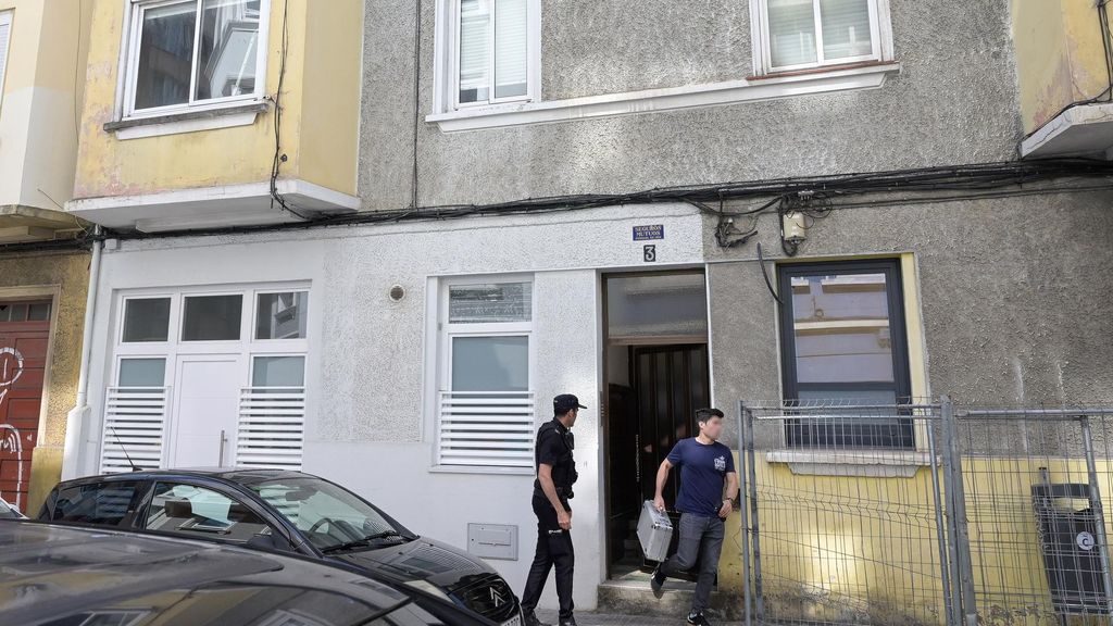 Dos agentes de la Policía Nacional en el lugar en el que han ocurrido los hechos en A Coruña