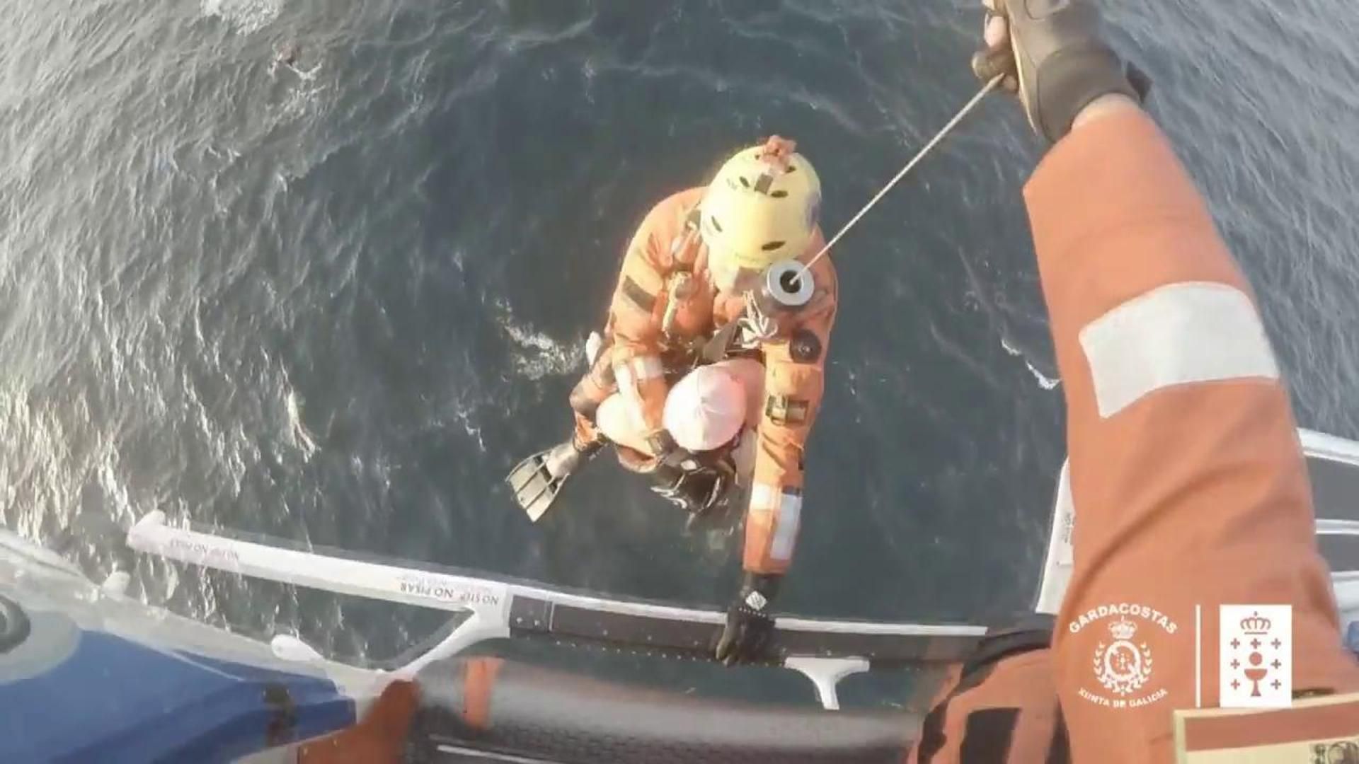 El rescate con helicóptero a tres personas que quedaron a la deriva en kayak en A Illa de Arousa, Pontevedra