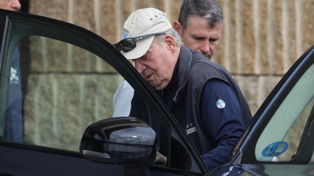 Juan Carlos I vuelve a Sanxenxo un mes después para seguir la regata de la clase 6M
