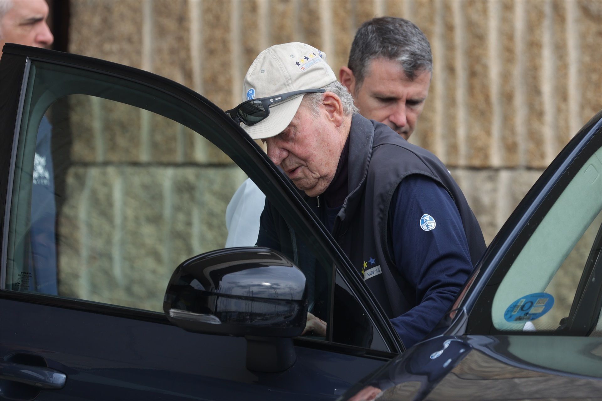 Juan Carlos I vuelve a Sanxenxo un mes después para seguir la regata de la clase 6M