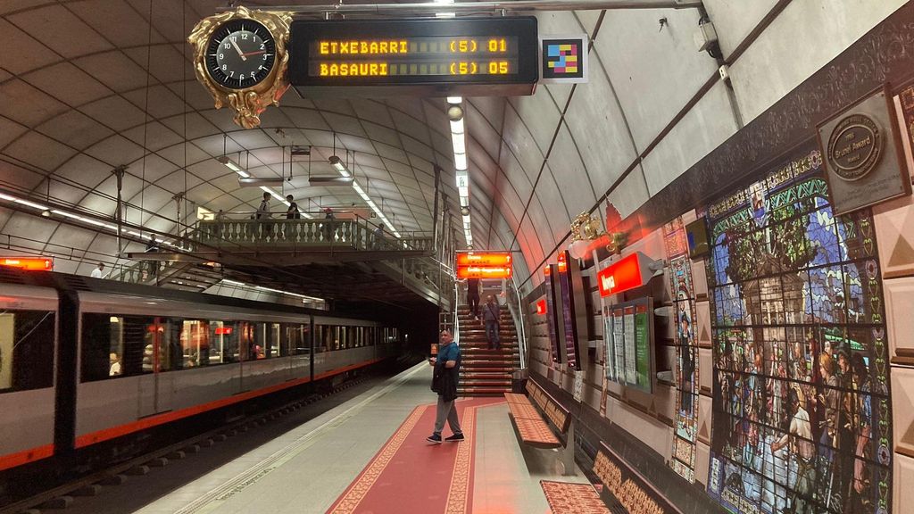 La estación de Moyúa luce balaustrada, alfombra, vidriera, sillón y reloj al más puro estilo del Palacio Foral