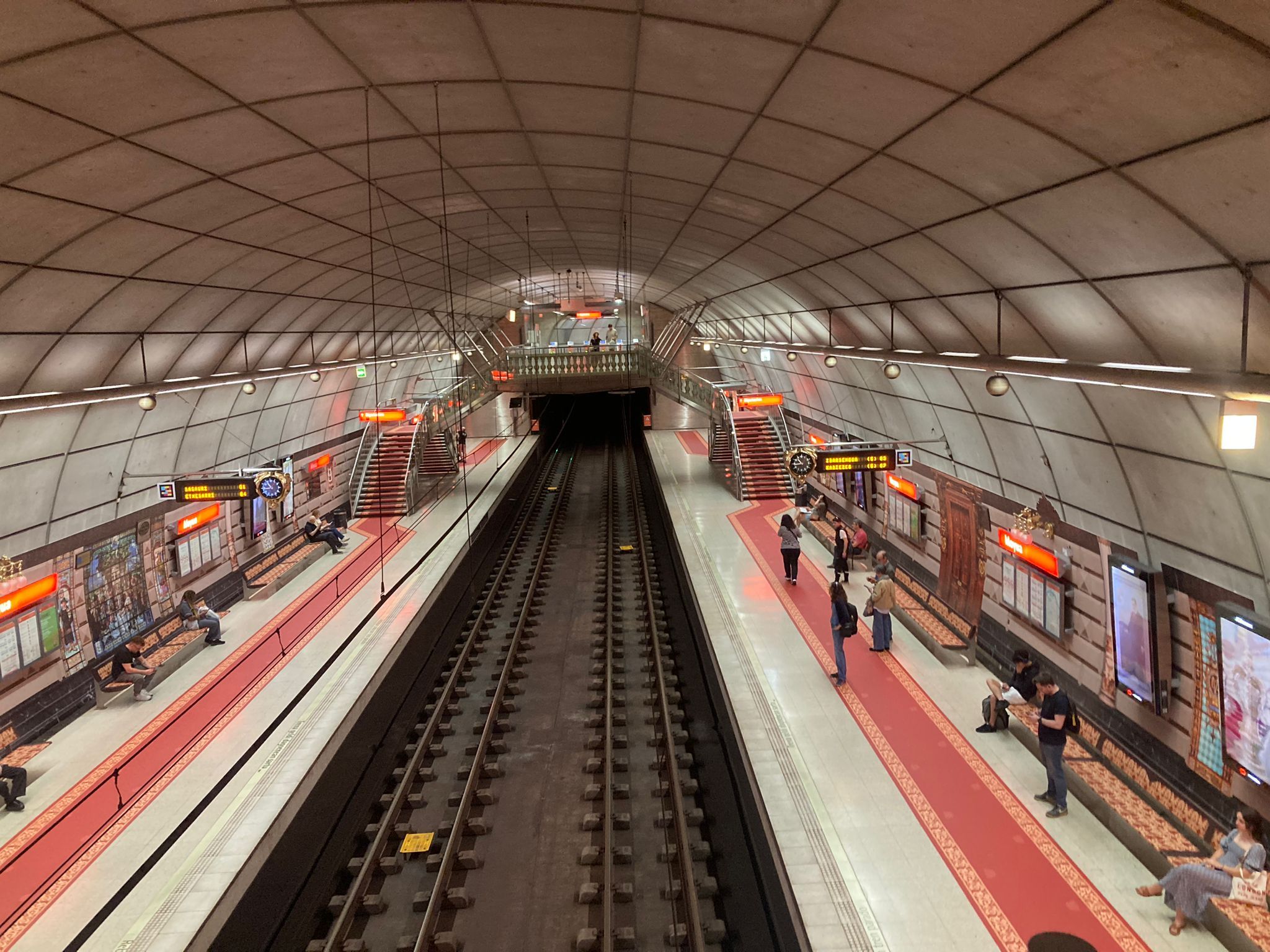 La réplica de la alfombra roja del Palacio Foral conduce a los viajeros a los dos andenes