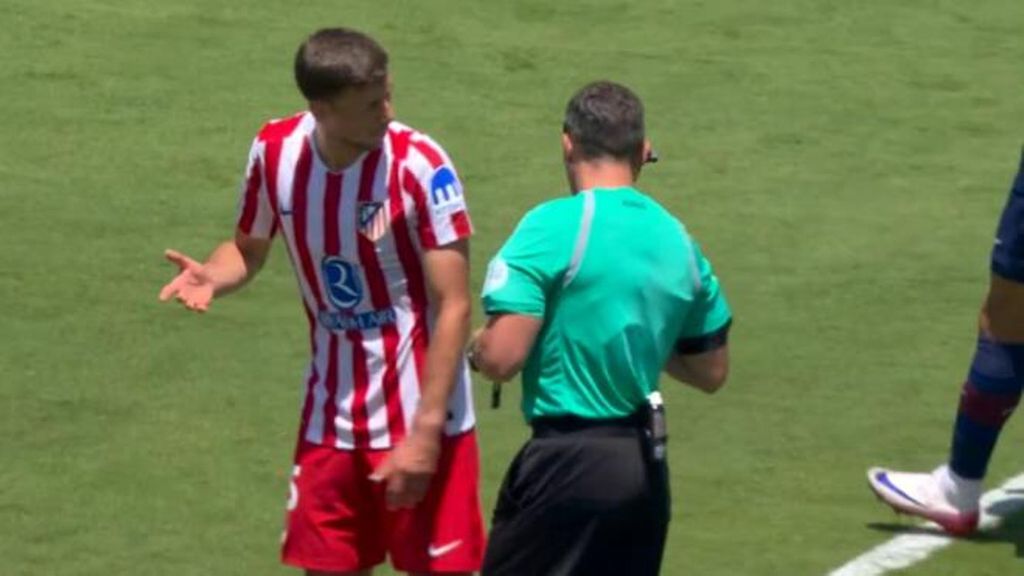 Los jugadores del Atlético señalan a Kovacs en la derrota contra el PSG: "No sabía ni que Lenglet tenía amarilla"