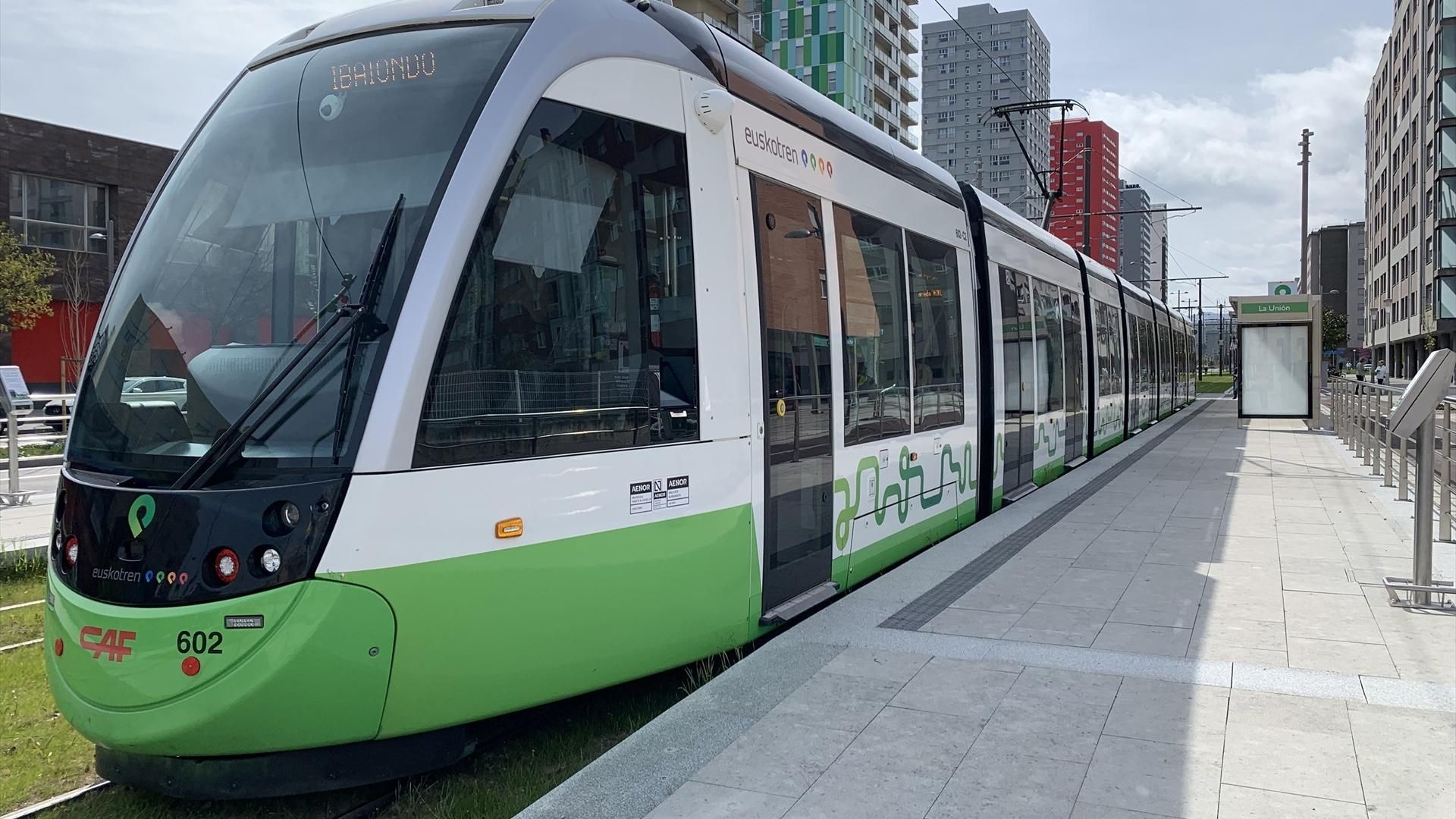 Los menores hasta los 15 años viajarán gratis en el tranvía de Vitoria desde julio