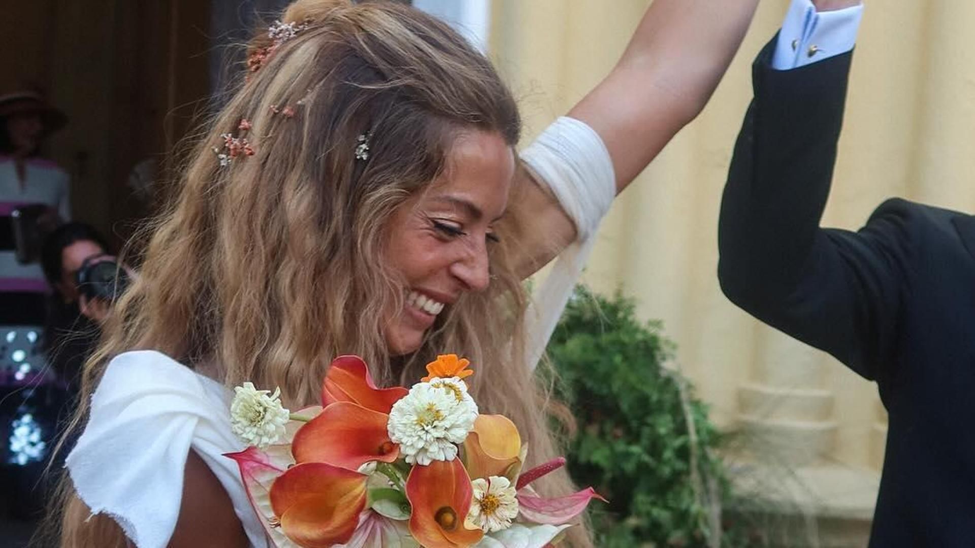 Los novios a la salida de la iglesia Los novios a la salida de la iglesia