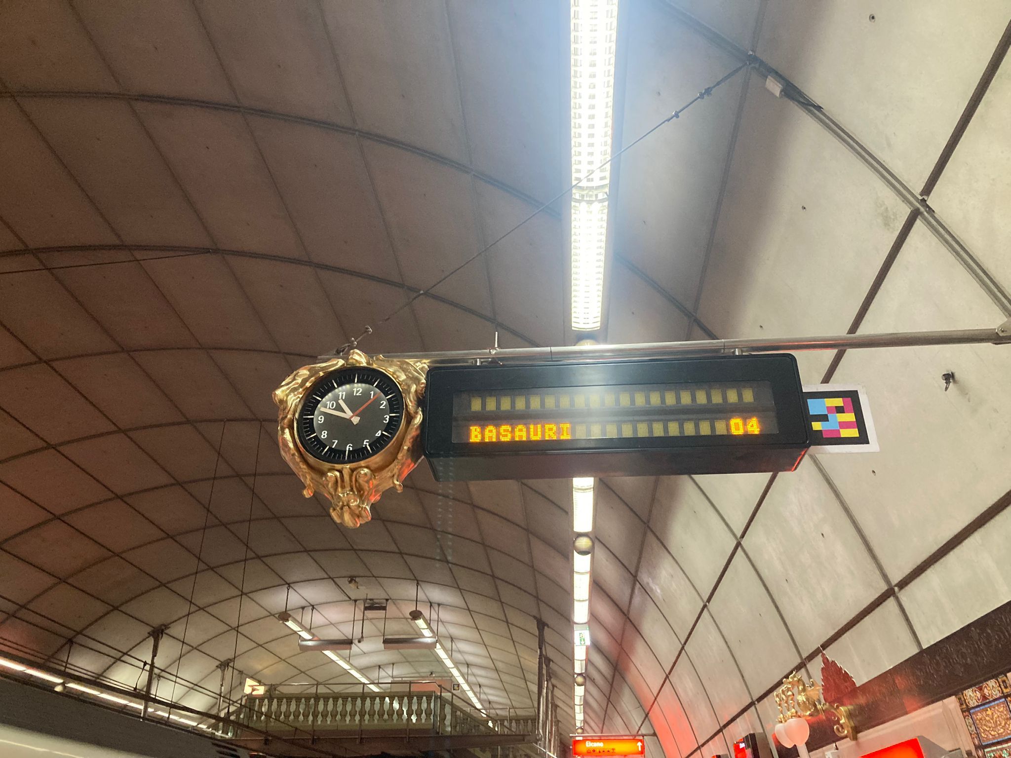 Los teleindicadores asemejan un reloj de bronce