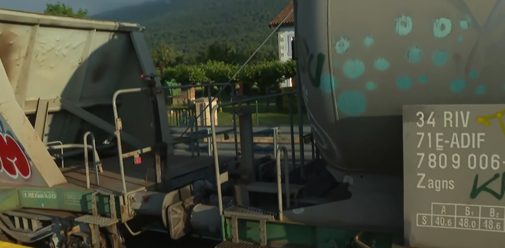 Muere una joven de 17 años tras subirse a un tren y electrocutarse por la catenaria en la estación de Araia Muere una joven de 17 años tras subirse a un tren y electrocutarse por la catenaria en la estación de Araia