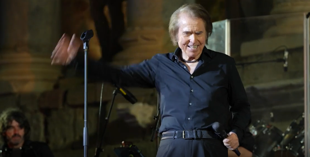 Raphael regresa a lo grande tras superar un linfoma cerebral: más de 10 minutos de aplausos y 2 horas de concierto a sus 82 años