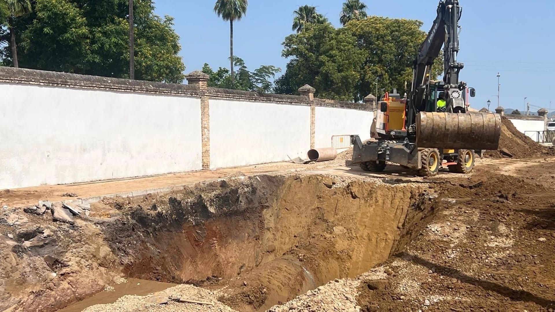 Trabajos de reparación por la avería en el suministro de agua en el Consorcio del Huesna