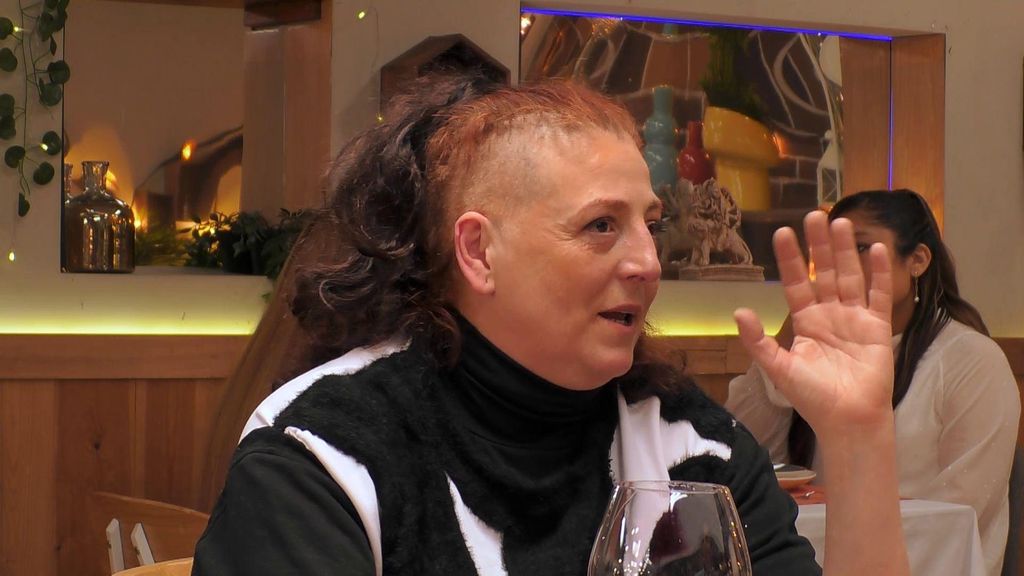 Un soltero de ‘First Dates’ intenta esquivar las preguntas indiscretas de su cita sobre sus partes íntimas. “Es un poco bruta”