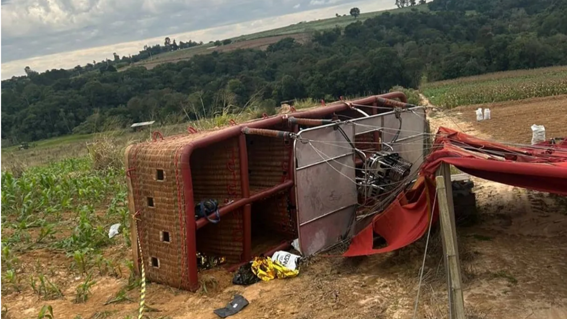 Una mujer embarazada muere al caer un globo aerostático con 30 pasajeros a bordo en Brasil: el piloto, detenido
