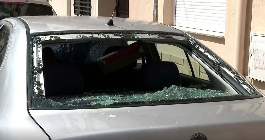 Una tormenta de granizo causa enormes destrozos en La Roda, Albacete: tejados volando y calles y garajes inundados