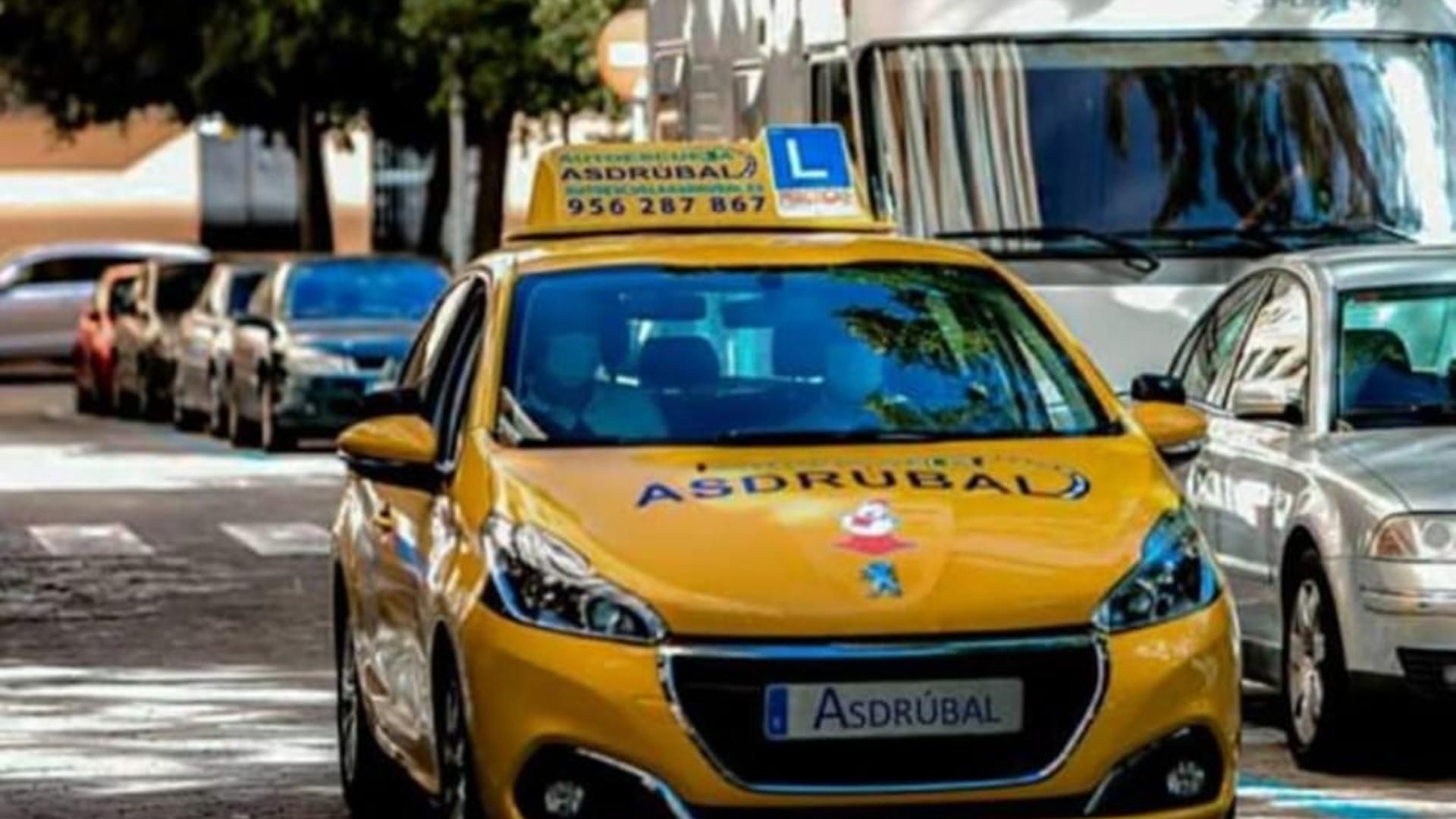 Vehículo de autoescuela por las calles de Cádiz