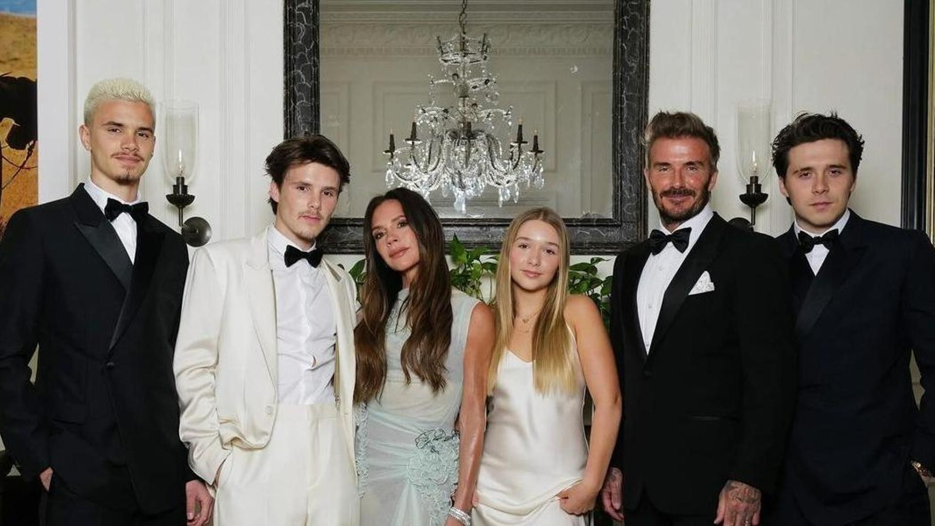 Victoria Beckham y David Beckham junto a sus hijos