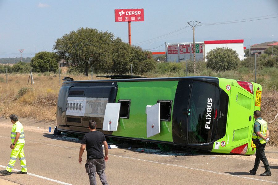 Vuelca un autobús en Fuentes de Oñoro, Salamanca: hay varios heridos