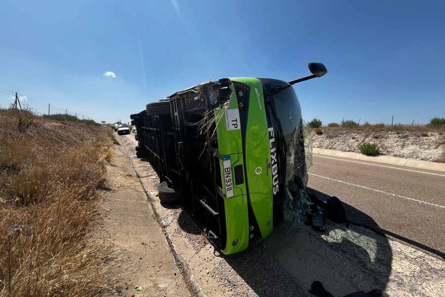 Vuelca un autobús en Fuentes de Oñoro