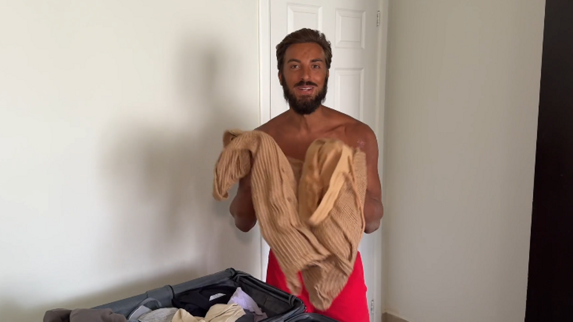 Borja, feliz de recuperar su maleta con ropa interior: “Llevo dos meses con unos calzoncillos agujereados” Borja, feliz de recuperar su maleta con ropa interior: “Llevo dos meses con unos calzoncillos agujereados”