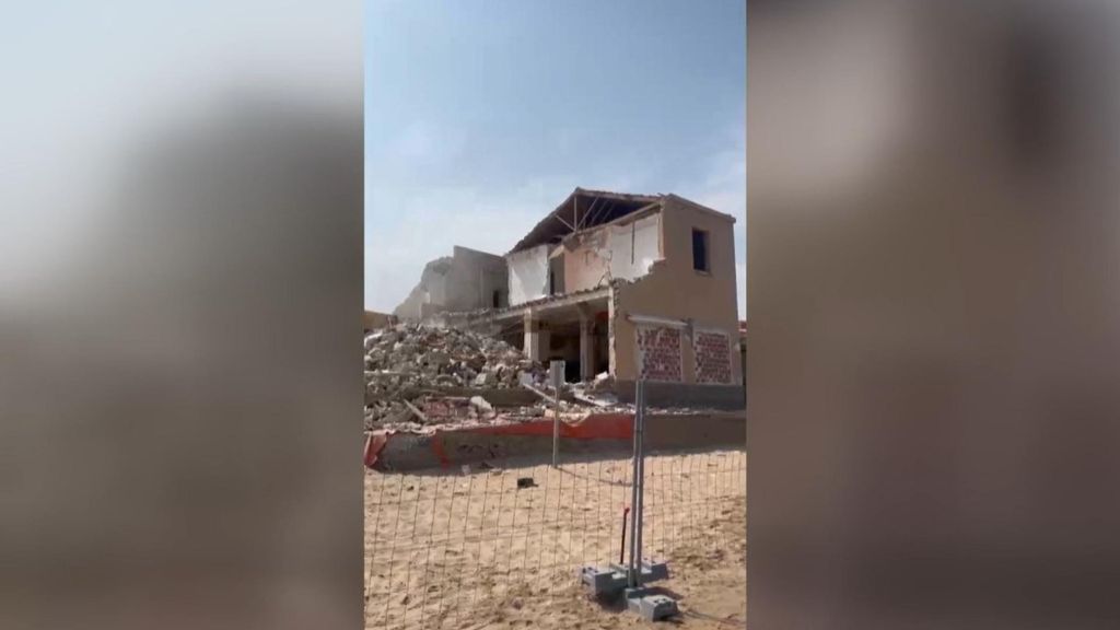 Comienzan las demoliciones de dos locales en la playa de Babiolina, en Guardamar