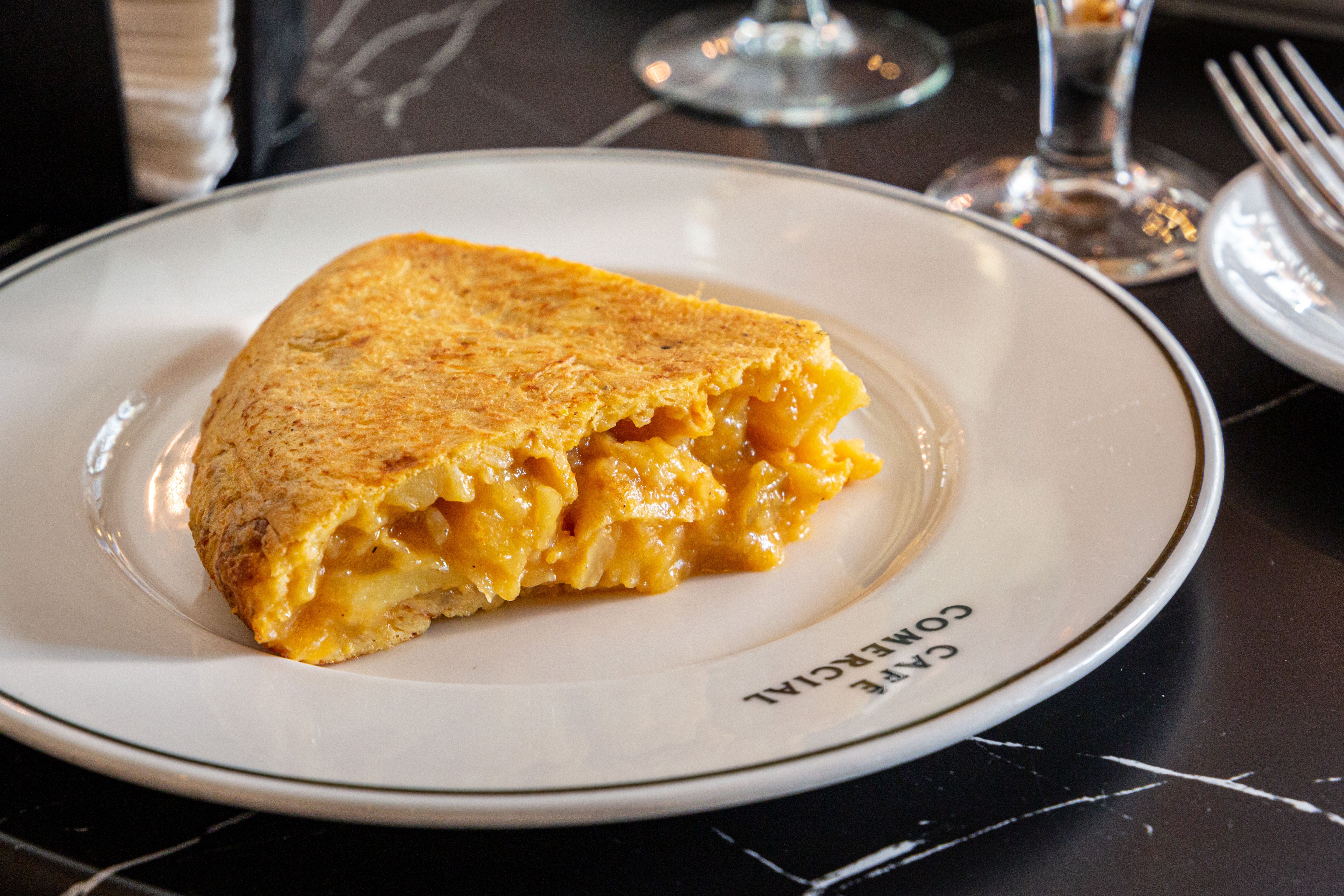 Un pincho de tortilla con vistas a la Glorieta de Bilbao